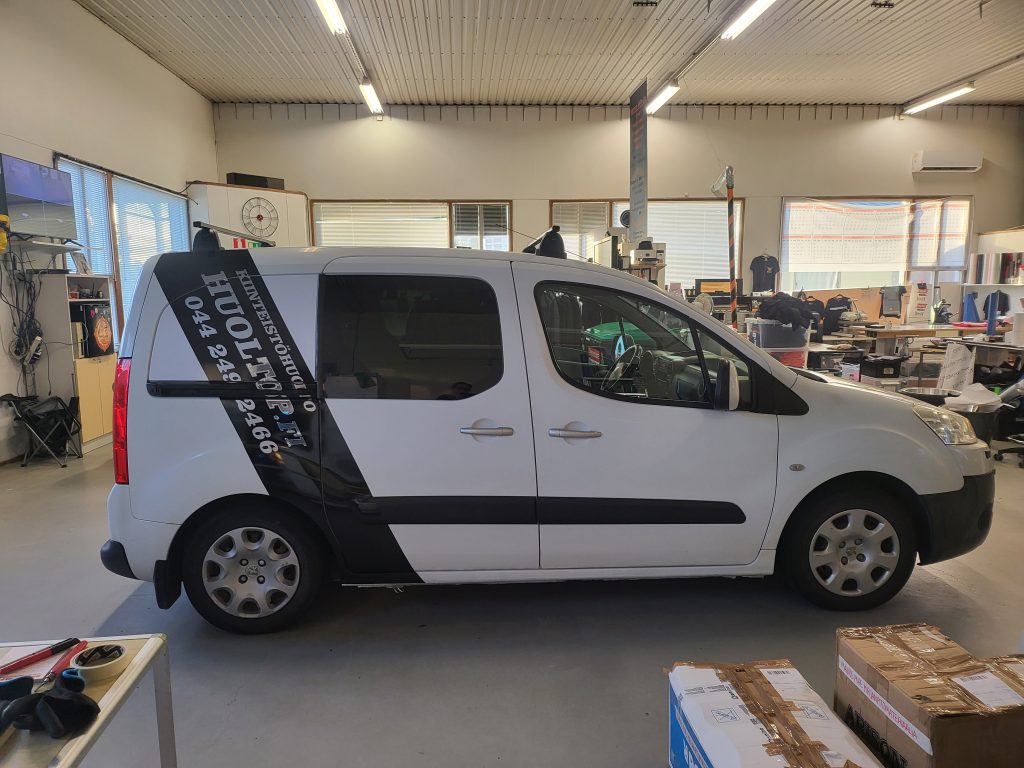huoltop auton teippattu kuva