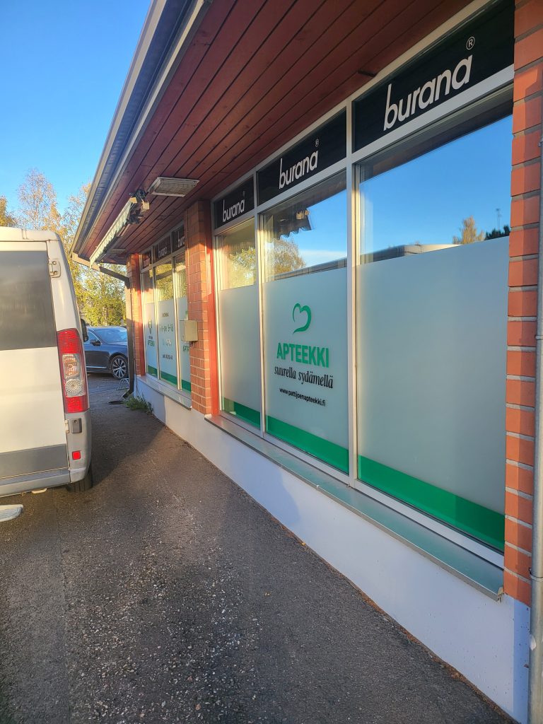 apteekin ikkunoiden teippaus